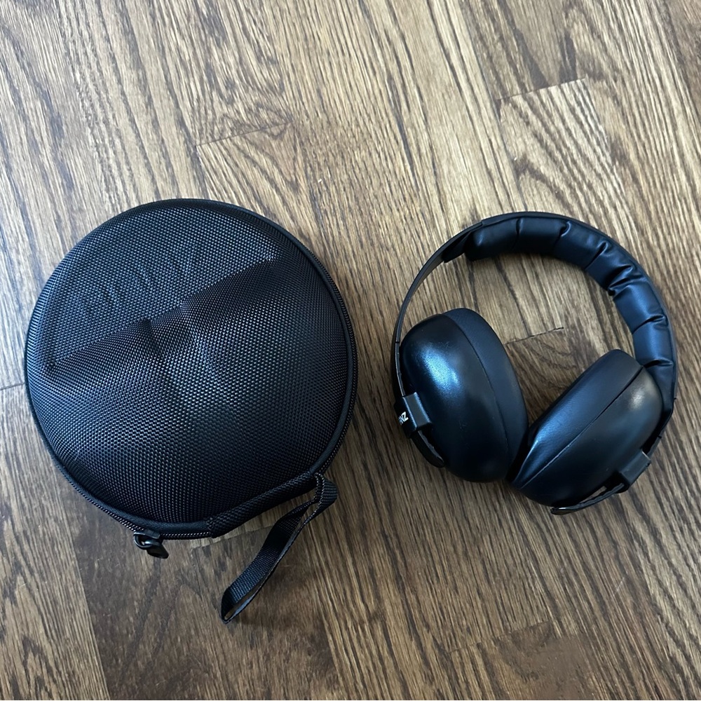 Baby Banz Infant Hearing Protection Sound Blocking Earmuffs (Black) with case